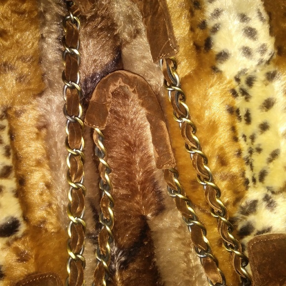 Animal Printed Faux Fur Pocketbook - Picture 4 of 8